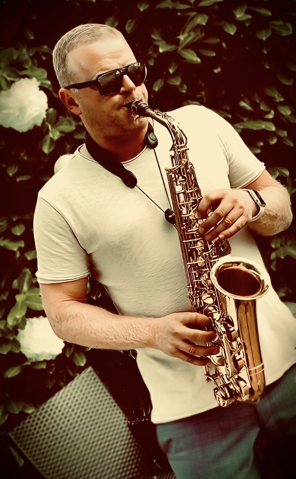 „Saxophonist spielt leidenschaftlich auf einer Bühne, beleuchtet von warmem Bühnenlicht“