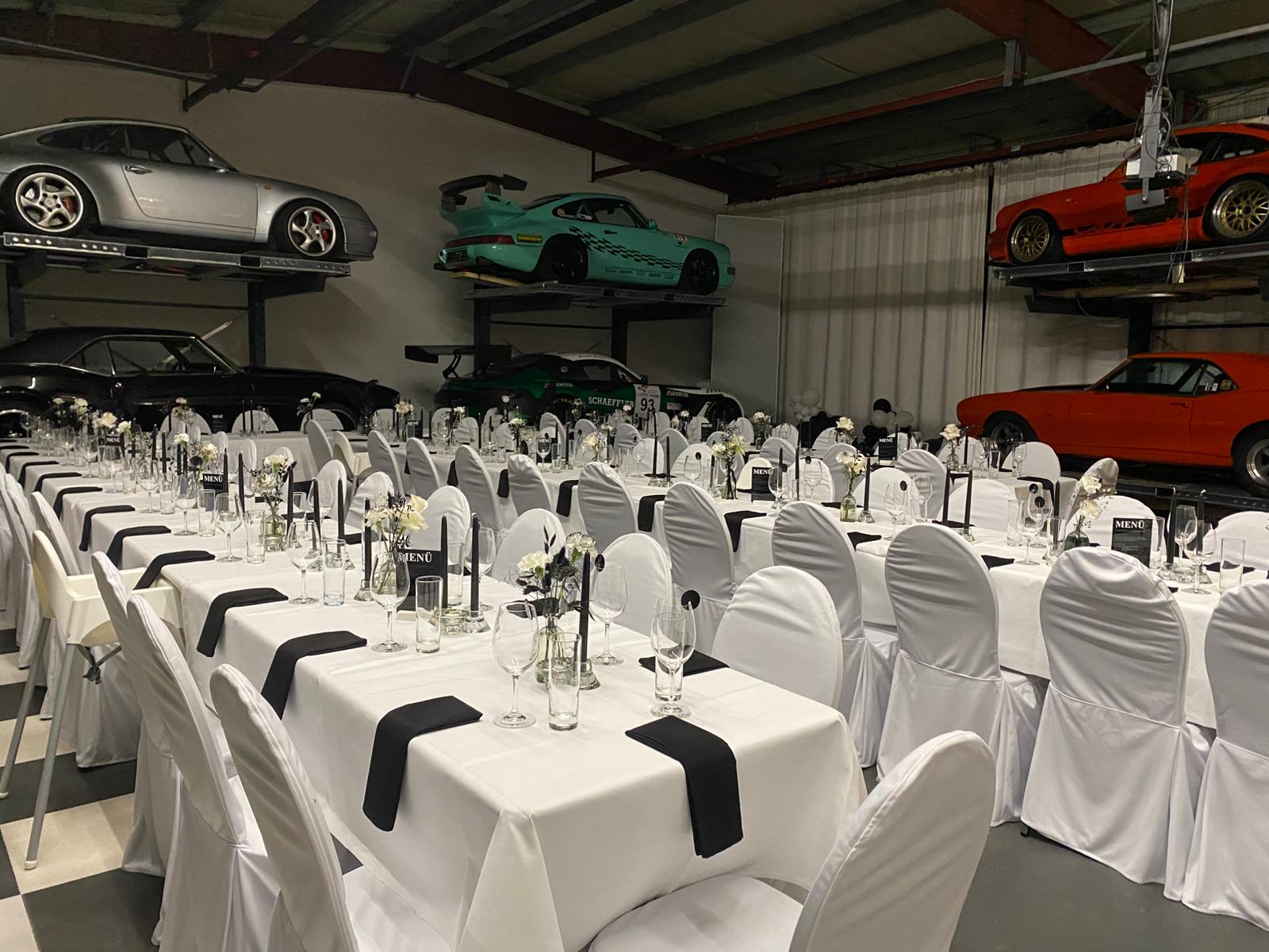 „Moderne Eventhalle in Augsburg mit elegant eingedeckten Tischen und weißer Bestuhlung – perfekte Location für Business-Events, Galas und Hochzeiten.“