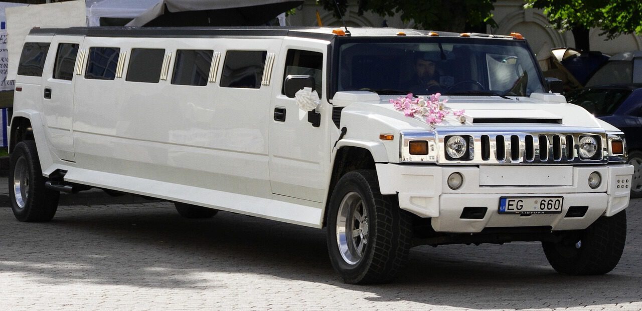 Hummer H2
„Hummer H2 Stretchlimousine Augsburg – längste Stretchlimousine Süddeutschlands für exklusive Events, Hochzeiten und besondere Anlässe“