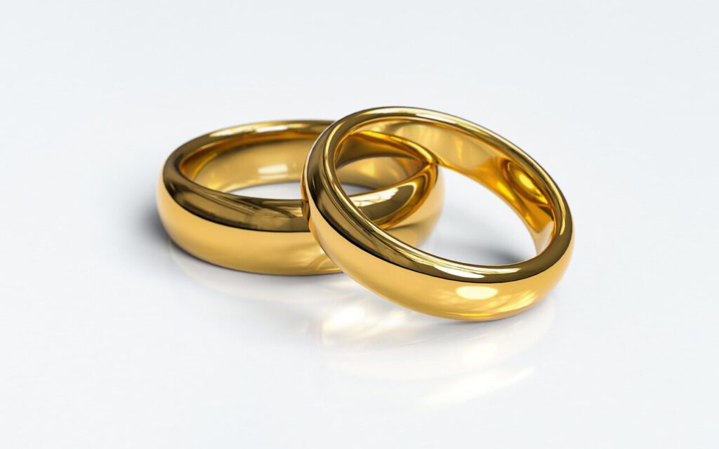 Zwei goldene Eheringe als Symbol für Hochzeit und freie Trauung mit Trauredner in Augsburg