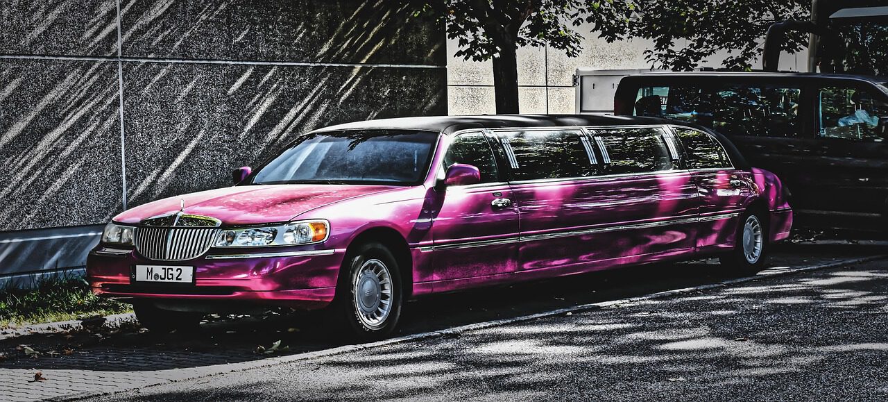 Lincoln Town Car
„Lincoln Town Car Stretchlimousine in Pink mieten in Augsburg – auffällige Limousine für Hochzeit, Geburtstag oder Junggesellinnenabschied“